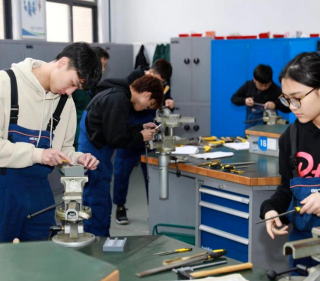 课程教育中设置企业实践环节让学生在实