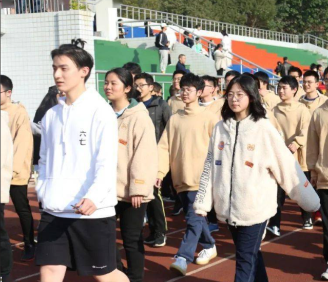 定时轮换座位调整视角看护学生视力健康