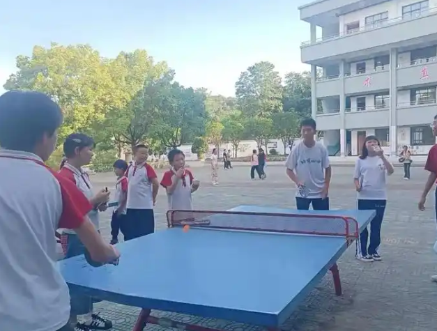 学子们用真挚与热心为的孩子们打开了一