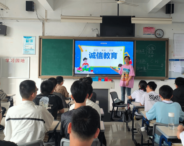 走进校园与老同学们沟通交流共同实践新