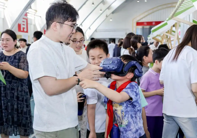 同学们沉浸式体会了一把撕纸插画游戏深