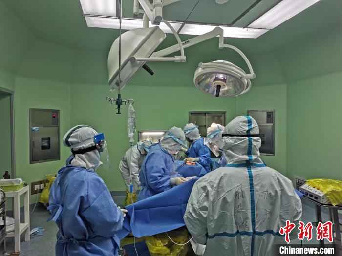  浙江乐清新冠肺炎妈妈治愈出院 与产子“隔空相见”