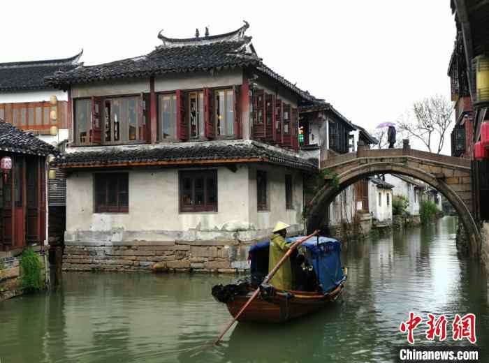 800游人走进水墨周庄感受烟雨江南